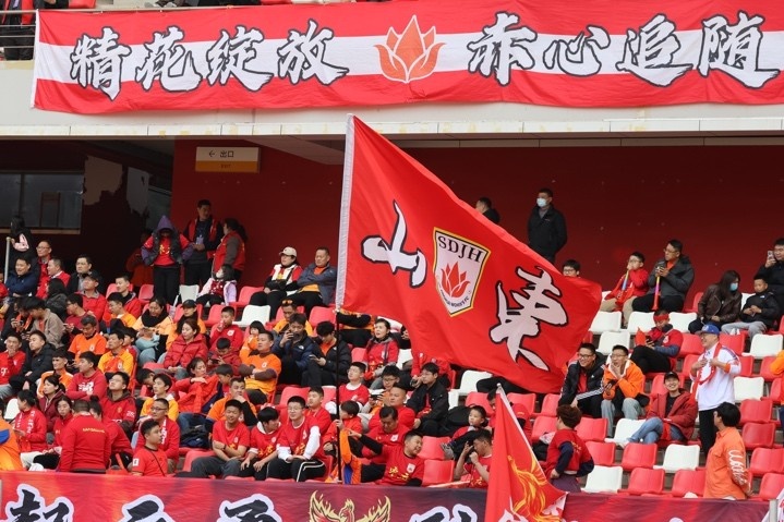 主場上萬名球迷的吶喊助威，給山東體彩女足征戰(zhàn)女超增添了能量與動力